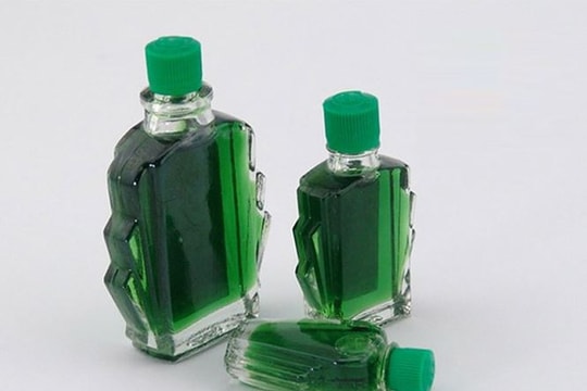 Bất ngờ với công dụng chữa đau họng khi trời trở lạnh của dầu gió