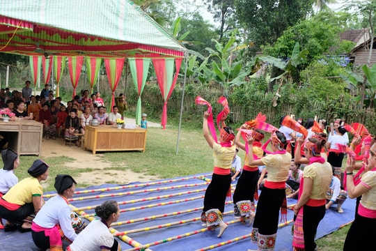 Nâng cao năng lực cho các nghệ nhân, người có uy tín ở thôn bản