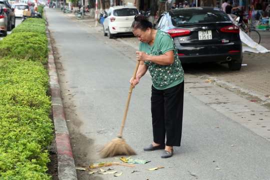 Chuyện người phụ nữ hơn 10 năm quét rác không công ở thành Vinh