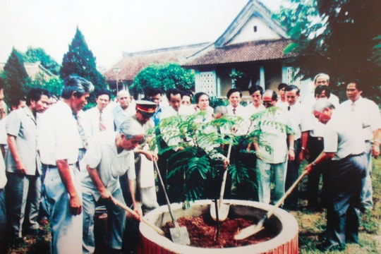 Tổng Bí thư Đỗ Mười và những lần về thăm Kim Liên quê Bác