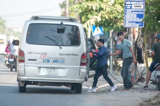 Xe “dù” lộng hành, ai kiểm soát?