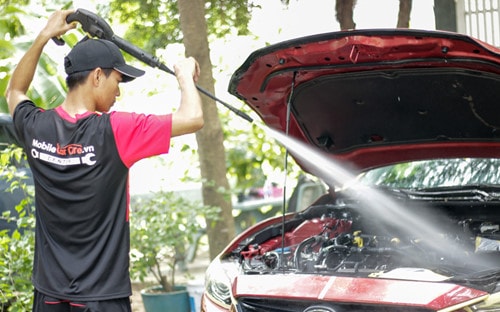 5 bước vệ sinh khoang động cơ xe ô tô tài xế cần biết