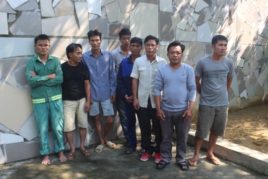 Nhóm thợ xây đánh bạc bị bắt trong đêm