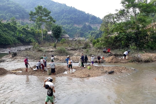 Người dân xã biệt lập nhất Nghệ An gùi cát làm đường