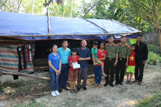 Gần 60 triệu đồng đến với cậu học trò nghèo người Thái 5 năm cõng bạn đến trường