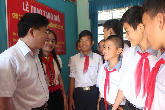 Nhóm Niềm tin trao 200 triệu đồng hỗ trợ các trường học ở Con Cuông