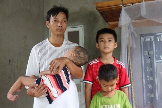 Vợ mất, người chồng nhiễm chất độc da cam nuôi 3 con bệnh tật