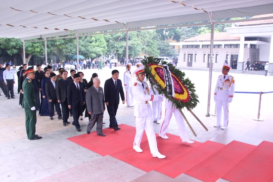 Đoàn đại biểu tỉnh Nghệ An viếng nguyên Tổng Bí thư Đỗ Mười