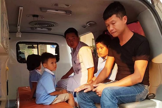 Hơn 300 học sinh tiểu học nhập viện sau bữa trưa