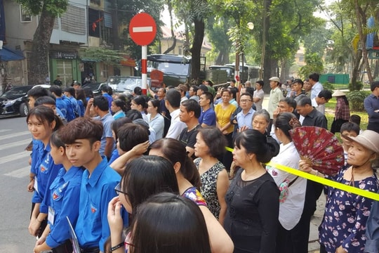 Người dân xếp hàng chờ đưa tiễn nguyên Tổng Bí thư Đỗ Mười 