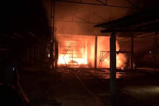 Hai lò sấy mủ cao su cháy rực trong đêm