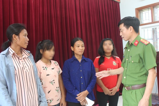 Nghe lời dụ dỗ, hai nữ sinh lớp 9 bỏ học đi làm thuê