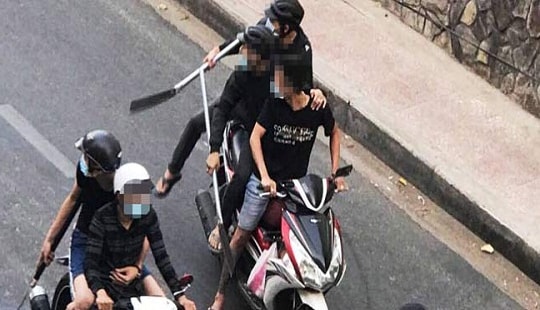 Nam thanh niên bị nhóm bịt mặt chém hội đồng