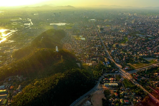 Ngắm toàn cảnh đền thờ vua Quang Trung - núi Dũng Quyết từ flycam