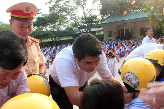 Trao tặng hàng nghìn mũ bảo hiểm cho học sinh lớp 1 ở Nghệ An