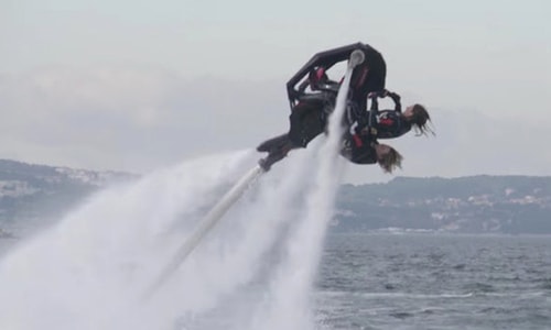 Môtô nước có thể bay lộn vòng ở độ cao 9 mét