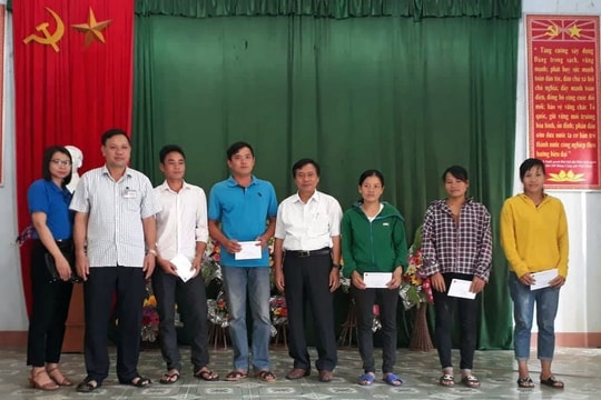 Trao 50 triệu đồng hỗ trợ hộ nghèo Quỳ Hợp mua bò giống