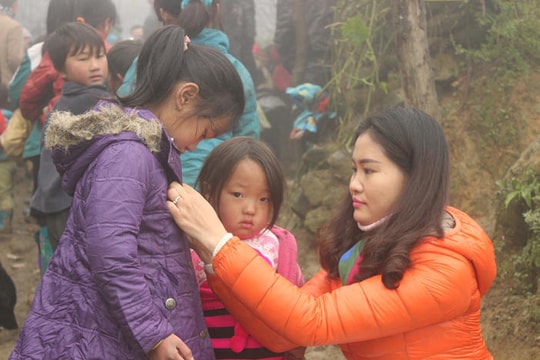 Mặc áo khoác mỏng ra đường vì Trung bộ chuyển lạnh, có nơi 19 độ C