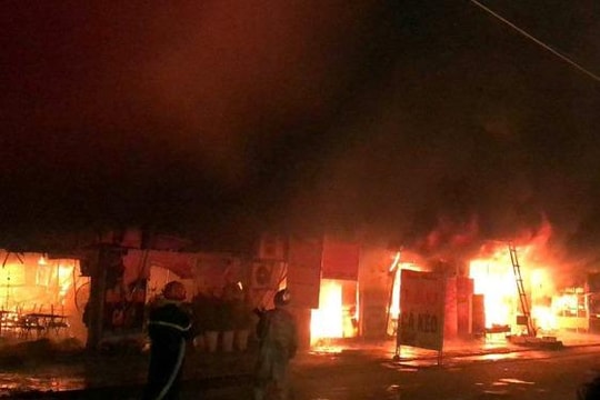 “Bà hỏa” thiêu rụi khu nhà cấp 4 ở thành phố Vinh