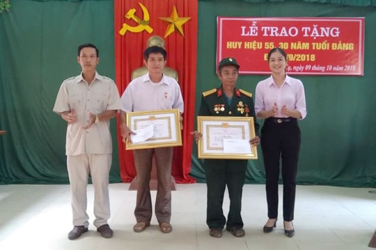 Trao tặng Huy hiệu 55 và 30 năm tuổi Đảng ở Kỳ Sơn