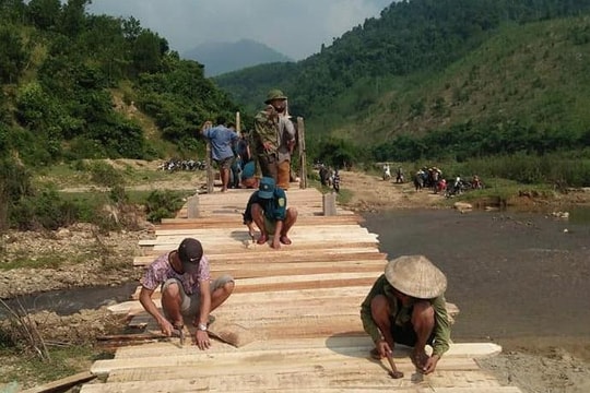 Bà con bản Thái góp gỗ làm cầu tạm