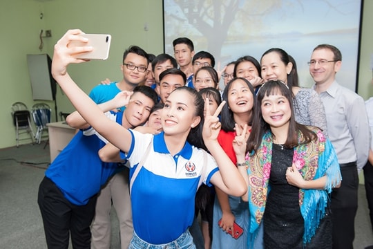 Hoa hậu Trần Tiểu Vy được trao học bổng 600 triệu đồng