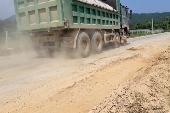Xe tải làm hỏng đường mới nâng cấp, sửa chữa ở Nghi Lộc