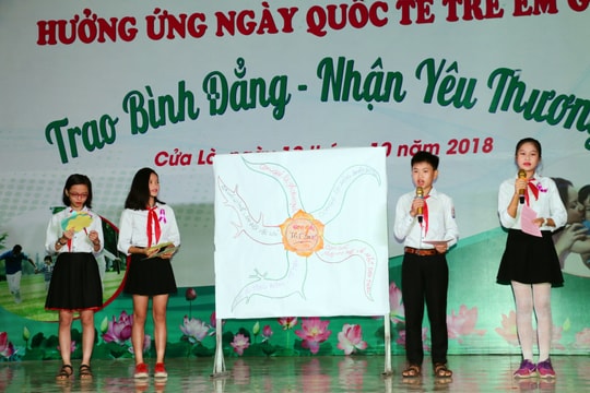 Học sinh Nghệ An thuyết trình hưởng ứng Ngày Quốc tế trẻ em gái
