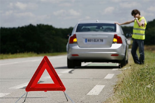 Những thiết bị cảnh báo tài xế cần có trên ô tô