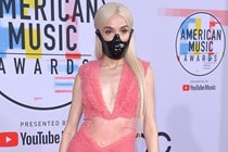 Những bộ cánh xấu nhất thảm đỏ American Music Awards