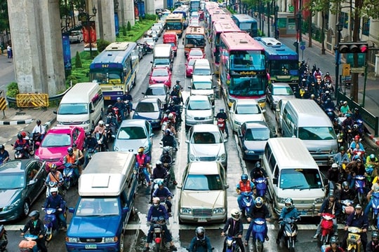 8 mẹo chạy ô tô an toàn trong phố đông cho người mới lái