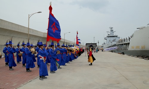 Chiến hạm Việt Nam thăm Hàn Quốc, duyệt đội hình trên biển