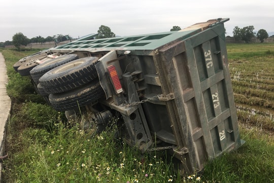 Tránh xe ô tô con, xe tải lật nghiêng xuống ruộng