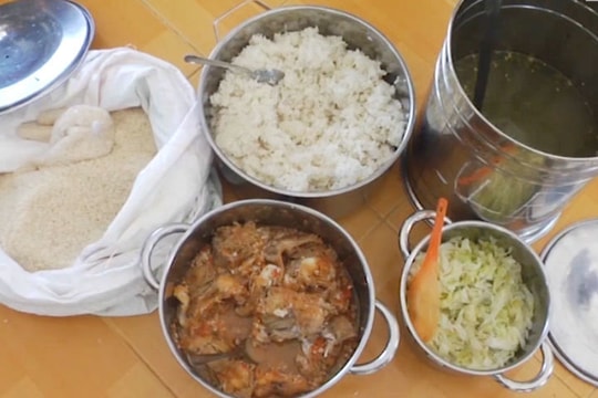 Phụ huynh tố trường mầm non cho trẻ ăn cơm mốc, đầu cá