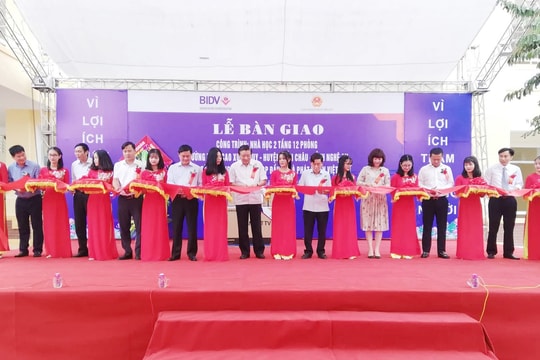 Bí thư Trung ương Đảng Phan Đình Trạc dự lễ bàn giao nhà học 2 tầng tại huyện Diễn Châu