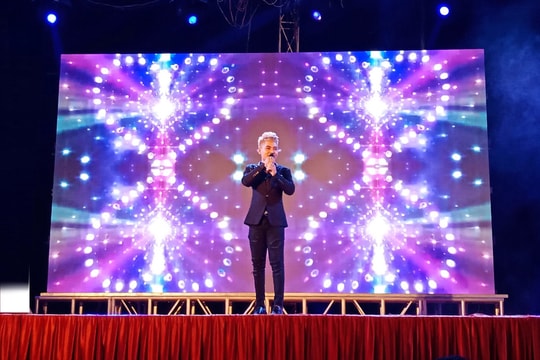 Chàng trai xứ Nghệ khiến cư dân mạng xúc động khi hát về mẹ