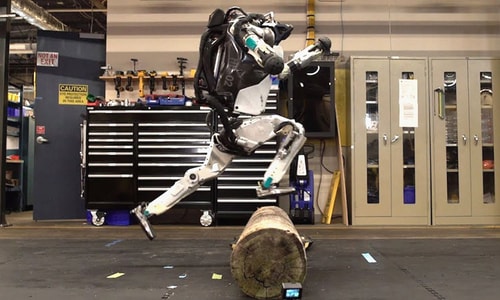 Robot nhảy qua chướng ngại vật như người