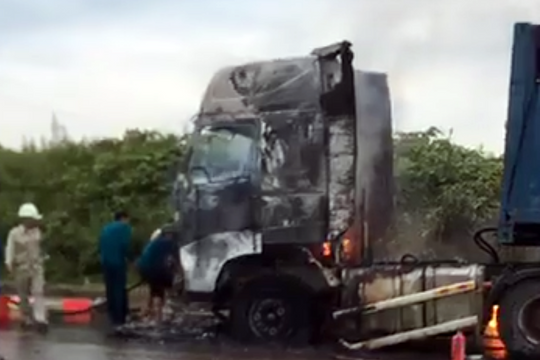 Xe đầu kéo rơ moóc bốc cháy khi đang lưu thông 