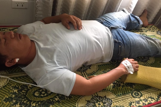 Nhảy vào phòng Chủ tịch UBND xã đang họp để đánh người