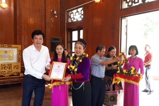 Con Cuông báo công với Bác Hồ về phong trào thi đua Dân vận khéo