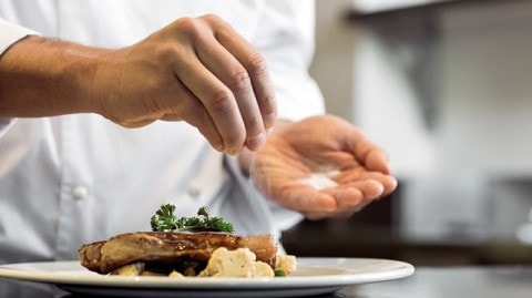 8  thói quen khi nêm gia vị khiến thức ăn thành độc hại