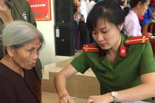 Cấp CMND tại nhà cho hơn 150 gia đình chính sách và người già neo đơn