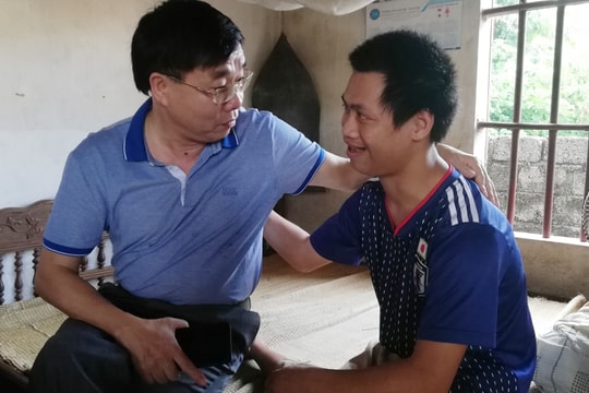 Nhóm Niềm tin tặng quà cho hai mẹ con tàn tật ở Diễn Châu