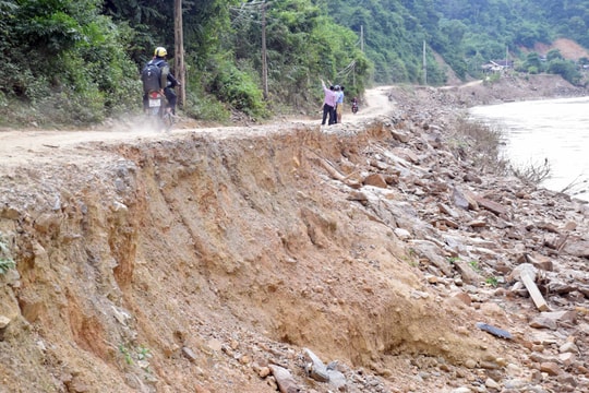 Kỳ Sơn: Đã tạm thông xe tuyến thị trấn Mường Xén đi Mường Ải
