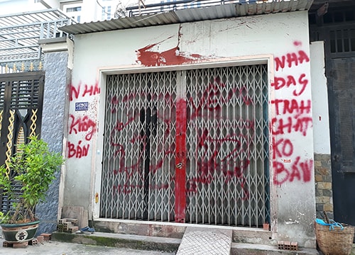 Công an canh giữ nhà cô giáo bị nhóm đòi nợ thuê khủng bố 