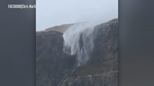 Kỳ lạ: Thác nước chảy... lộn ngược lên trời