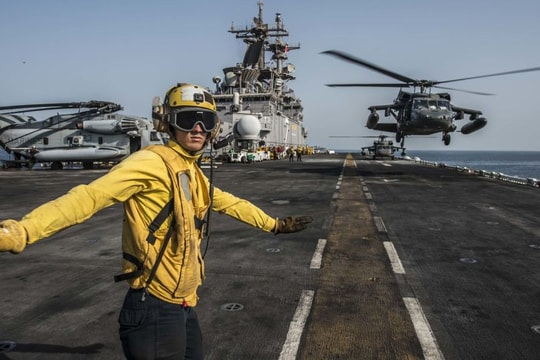 Tàu đổ bộ của Mỹ đến thăm Qatar