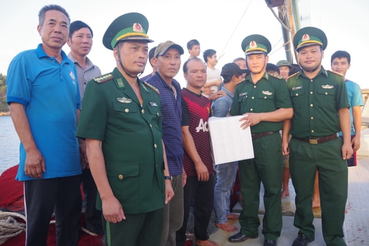 Vượt 150 hải lý cứu nạn thành công 17 ngư dân và tàu cá gặp nạn trên biển
