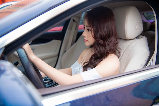 "Quỳnh búp bê" Phương Oanh tự lái xế hộp tiền tỷ đi sự kiện