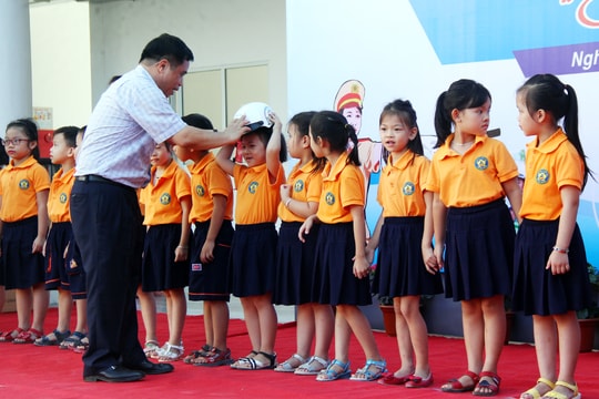 Trao tặng hàng trăm mũ bảo hiểm cho học sinh lớp 1 ở TP. Vinh